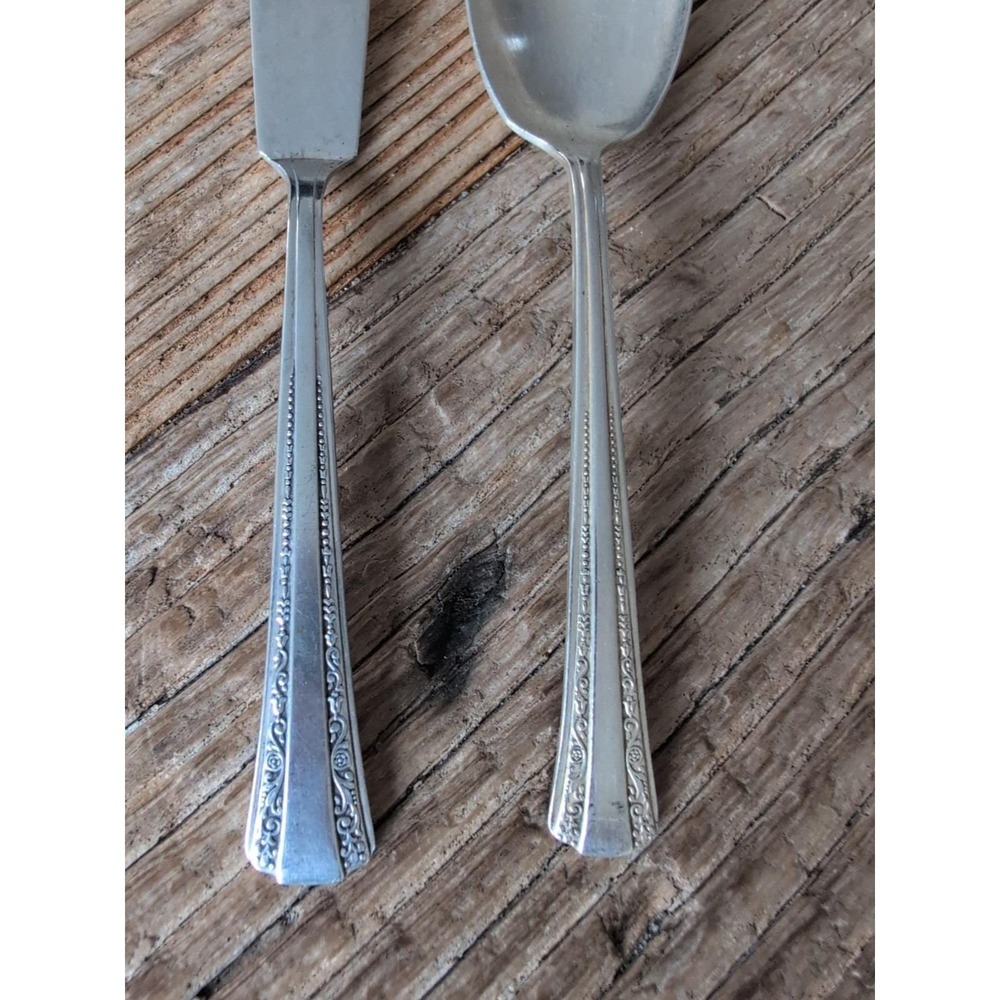 Rogers International Deluxe Silverplate Gracious 1 Butter Knife 1 Soup Spoon - Picture 2 of 13